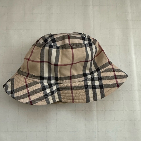 BURBERRY Gabardine Reversible Check-Print Bucket Hat - Picture 1 of 3